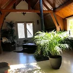 Apartment Ruim Met Terras Rustig Gelegen, Centrum *