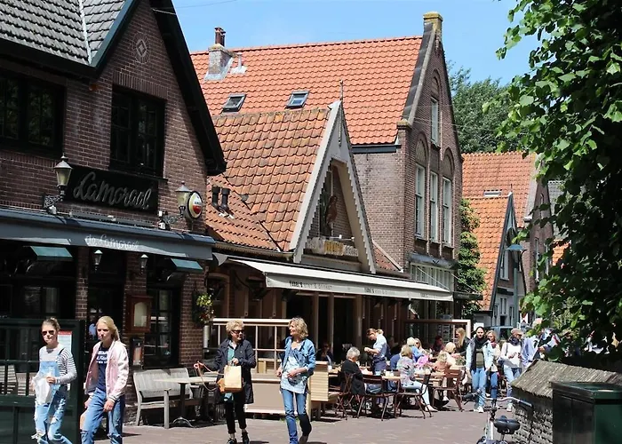 Ruim Met Terras Rustig Gelegen, Centrum דירה